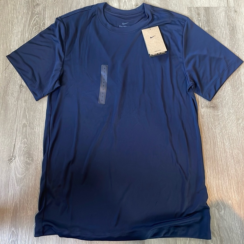 The Nike Tee DRI-FIT size S